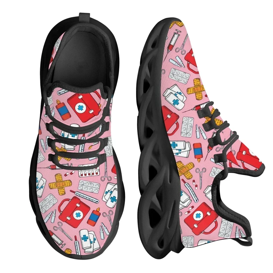 カスタムメイドの赤い医療ボックスデザインのアウトドアシューズ - Sneaker Box のレビューと価格