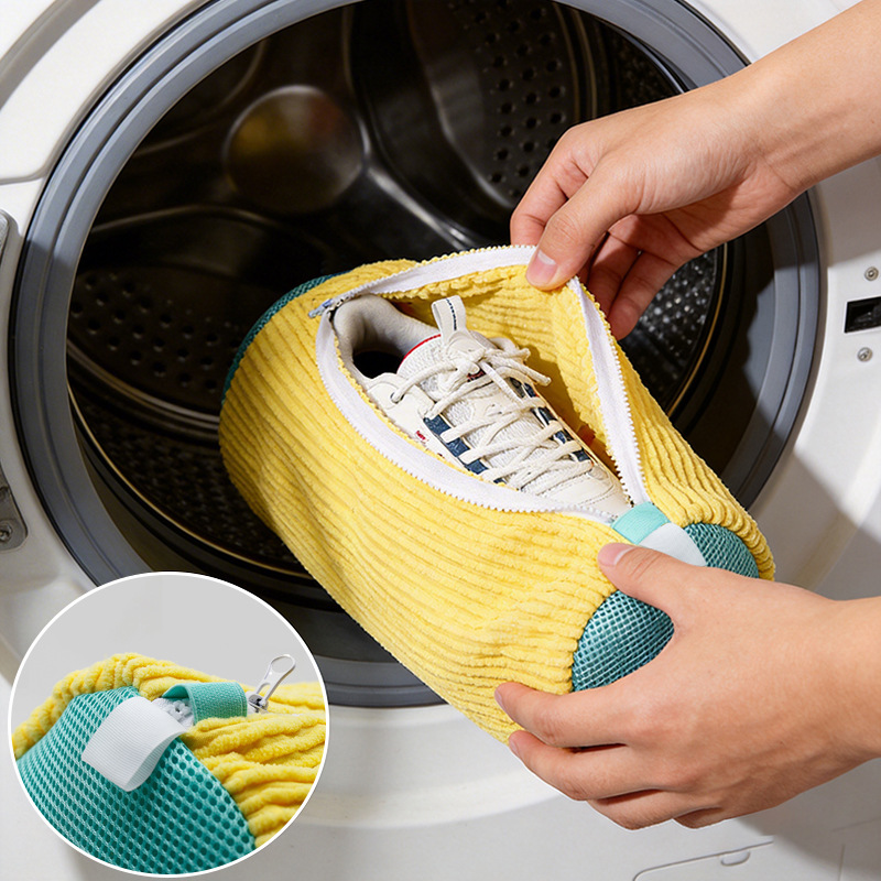 柔らかいブラシ付きの洗濯機用シューズ洗濯バッグ。型崩れしにく - Shoe Cleaning Brush のレビューと価格